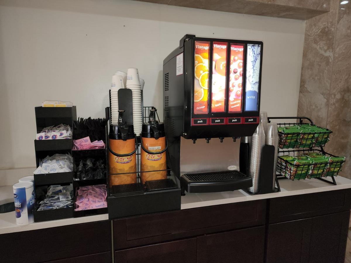 Super 8 By Wyndham St. Petersburg Hotel Ngoại thất bức ảnh