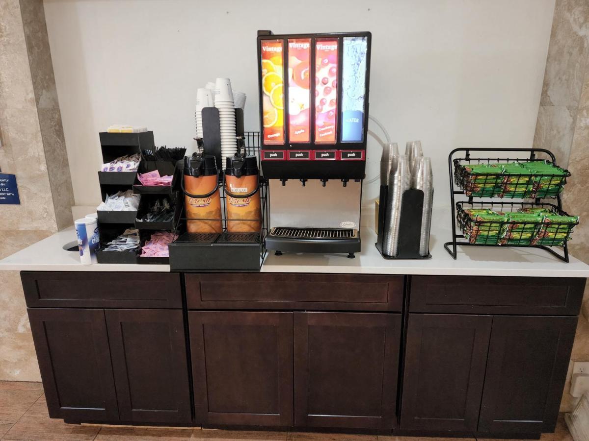 Super 8 By Wyndham St. Petersburg Hotel Ngoại thất bức ảnh