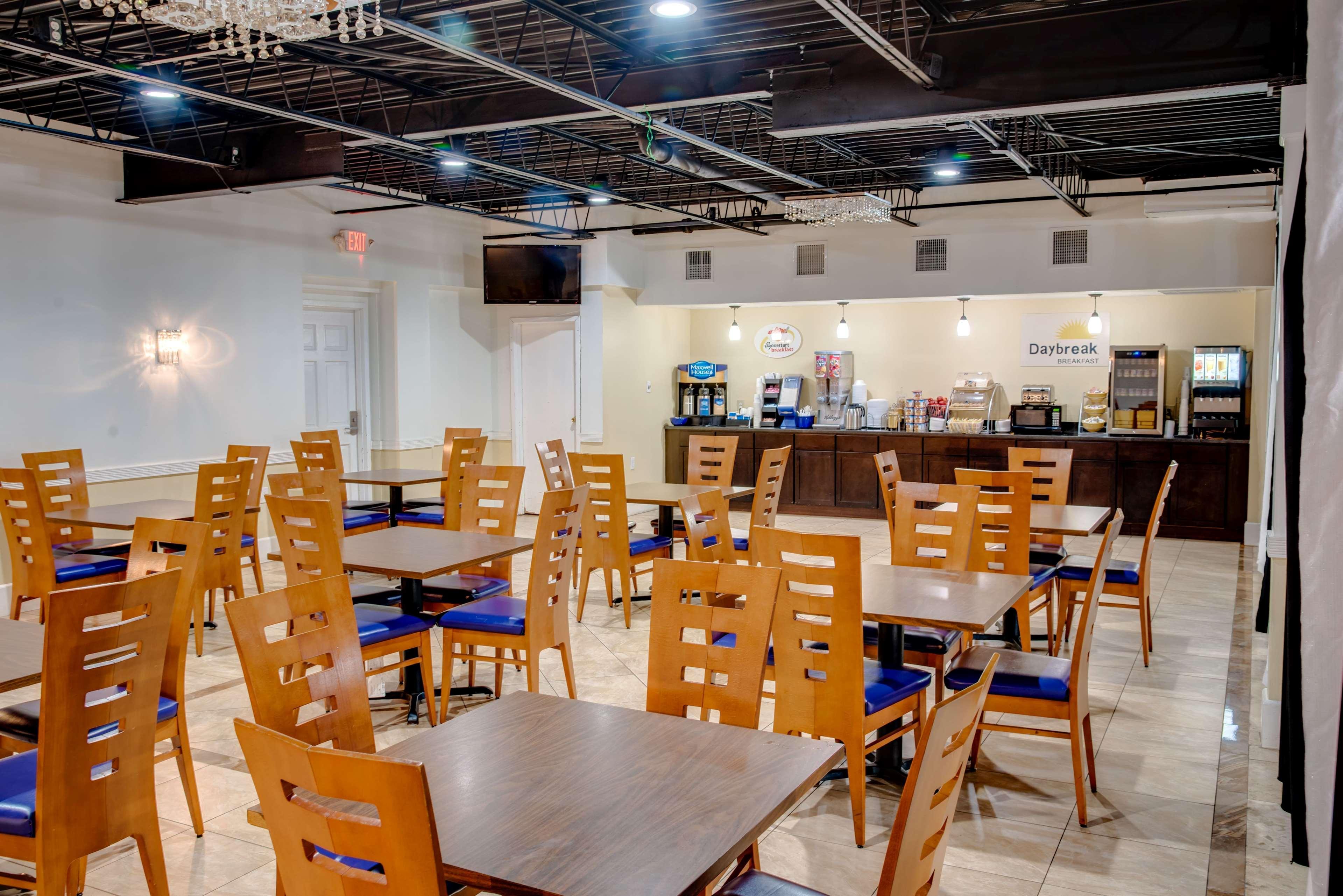 Super 8 By Wyndham St. Petersburg Hotel Ngoại thất bức ảnh