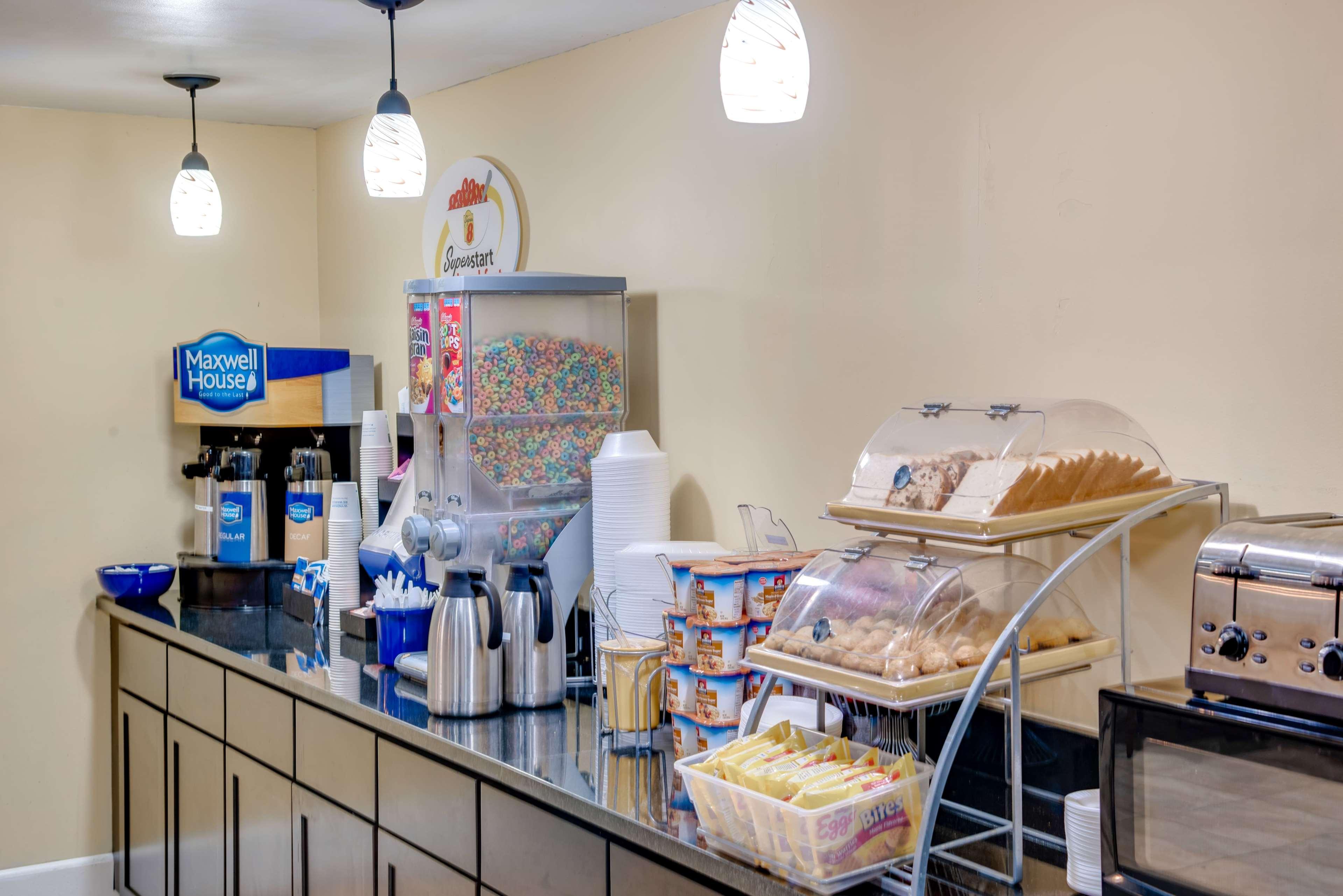 Super 8 By Wyndham St. Petersburg Hotel Ngoại thất bức ảnh