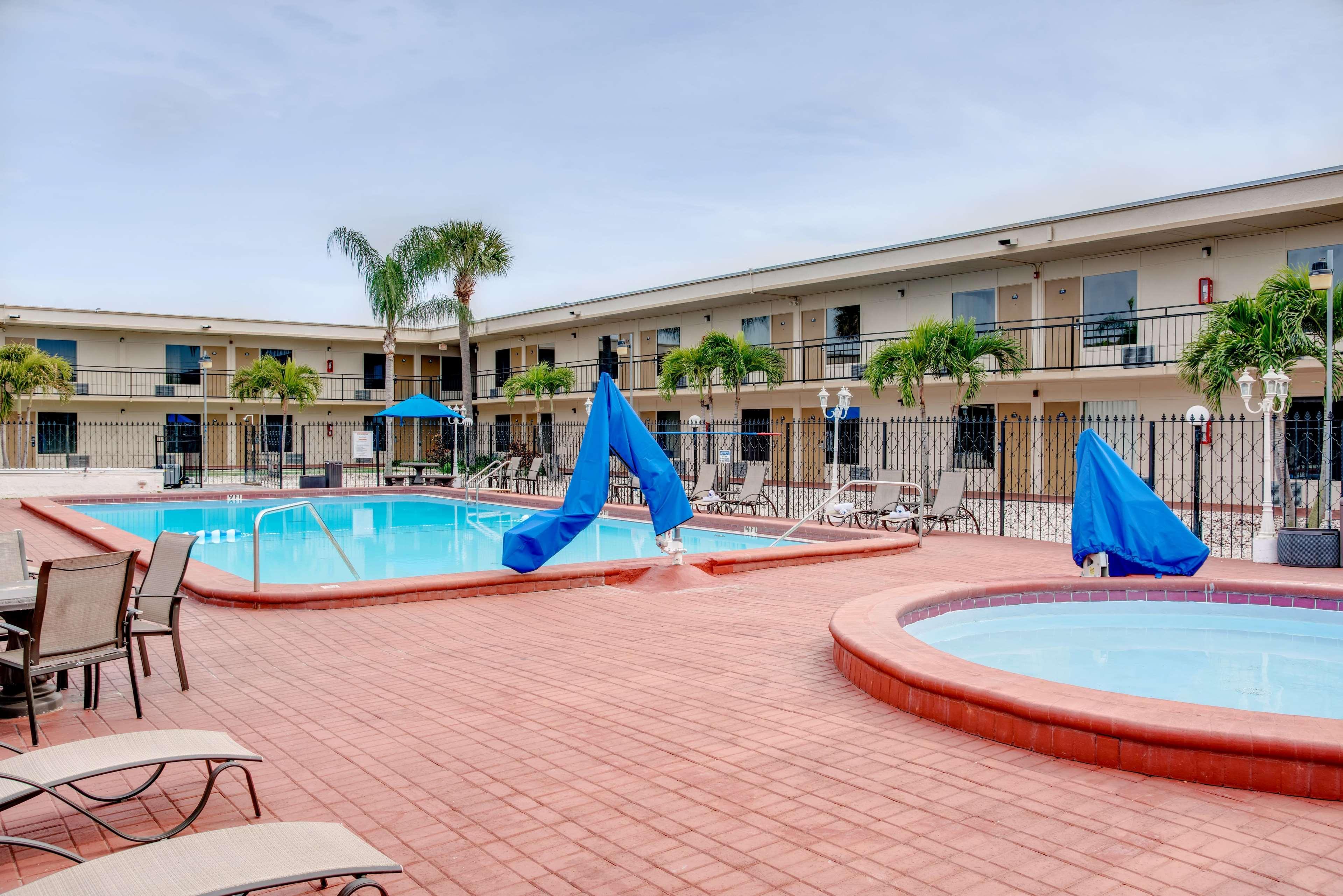 Super 8 By Wyndham St. Petersburg Hotel Ngoại thất bức ảnh