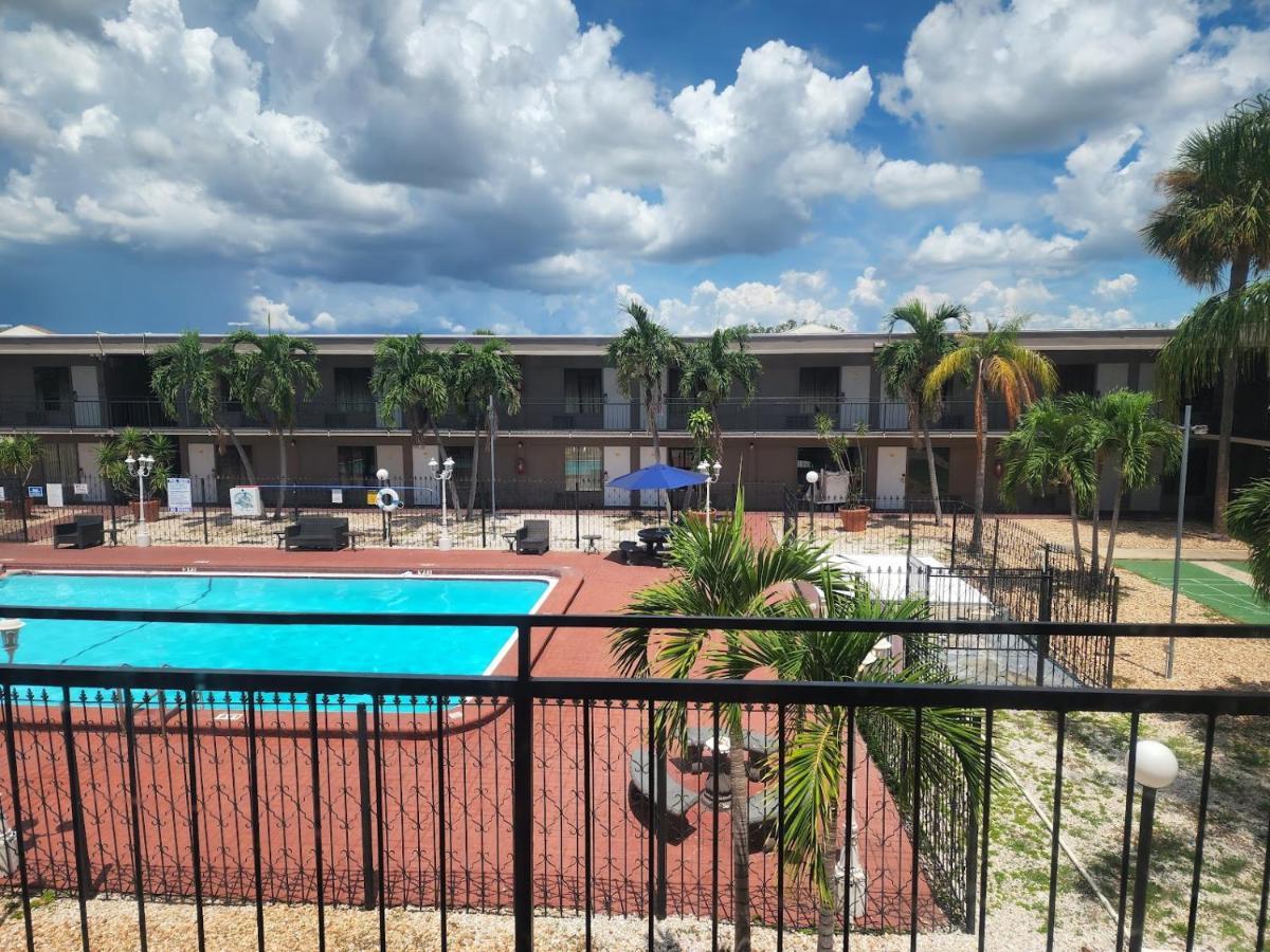 Super 8 By Wyndham St. Petersburg Hotel Ngoại thất bức ảnh