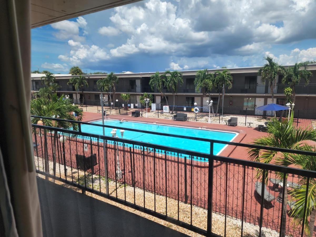 Super 8 By Wyndham St. Petersburg Hotel Ngoại thất bức ảnh