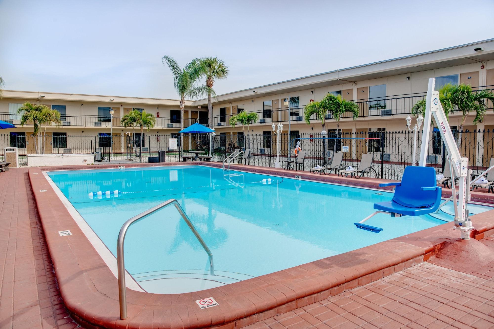Super 8 By Wyndham St. Petersburg Hotel Ngoại thất bức ảnh