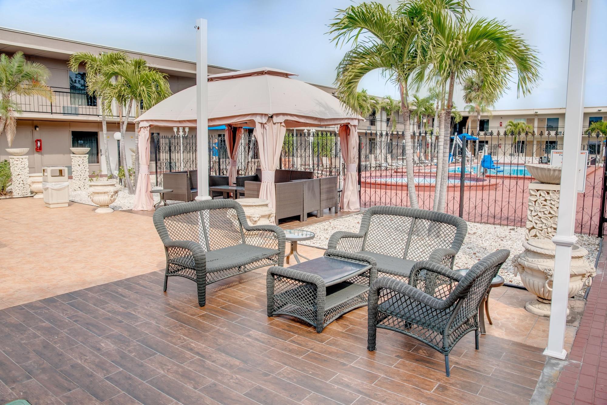 Super 8 By Wyndham St. Petersburg Hotel Ngoại thất bức ảnh